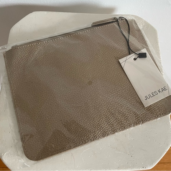 Jules Kae Cosmetic Makeup Bag - Pebbled Platinum Color NWT - Picture 5 of 7